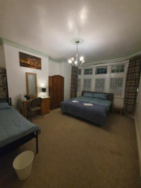 Spacious comfortable rooms close to Train station and shops
